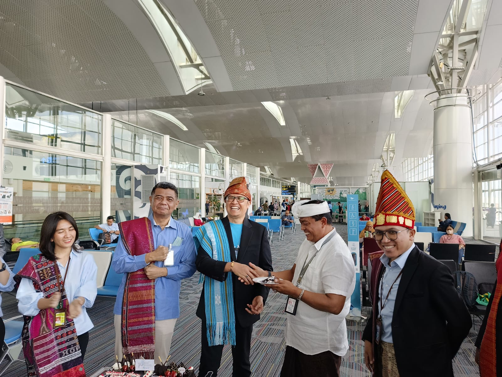 Rayakan HUT Ke-75, Penumpang Garuda Diberi Souvenir Produk UMKM Sumut