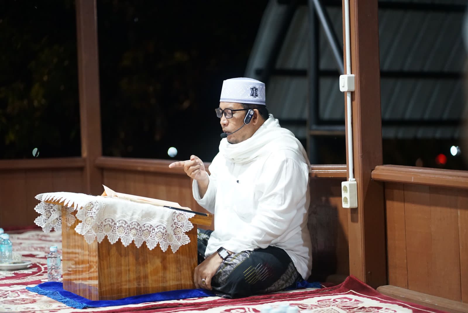 Halaqah Rutin Malam Jumat, Abah Junaidi Bahas Tata Cara Salat