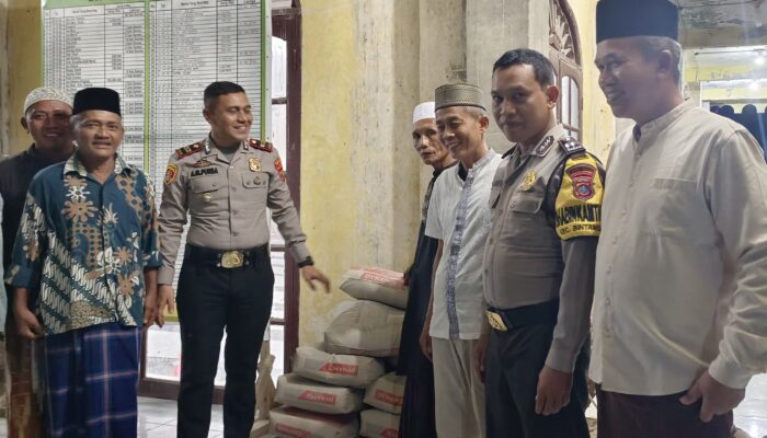 Kapolsek Kotarih Salurkan Bantuan Ke Masjid