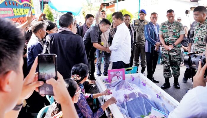 Melayat Ke Rumah Korban Laka Beruntun, Bupati: Masyarakat Simalungun Semua Berduka