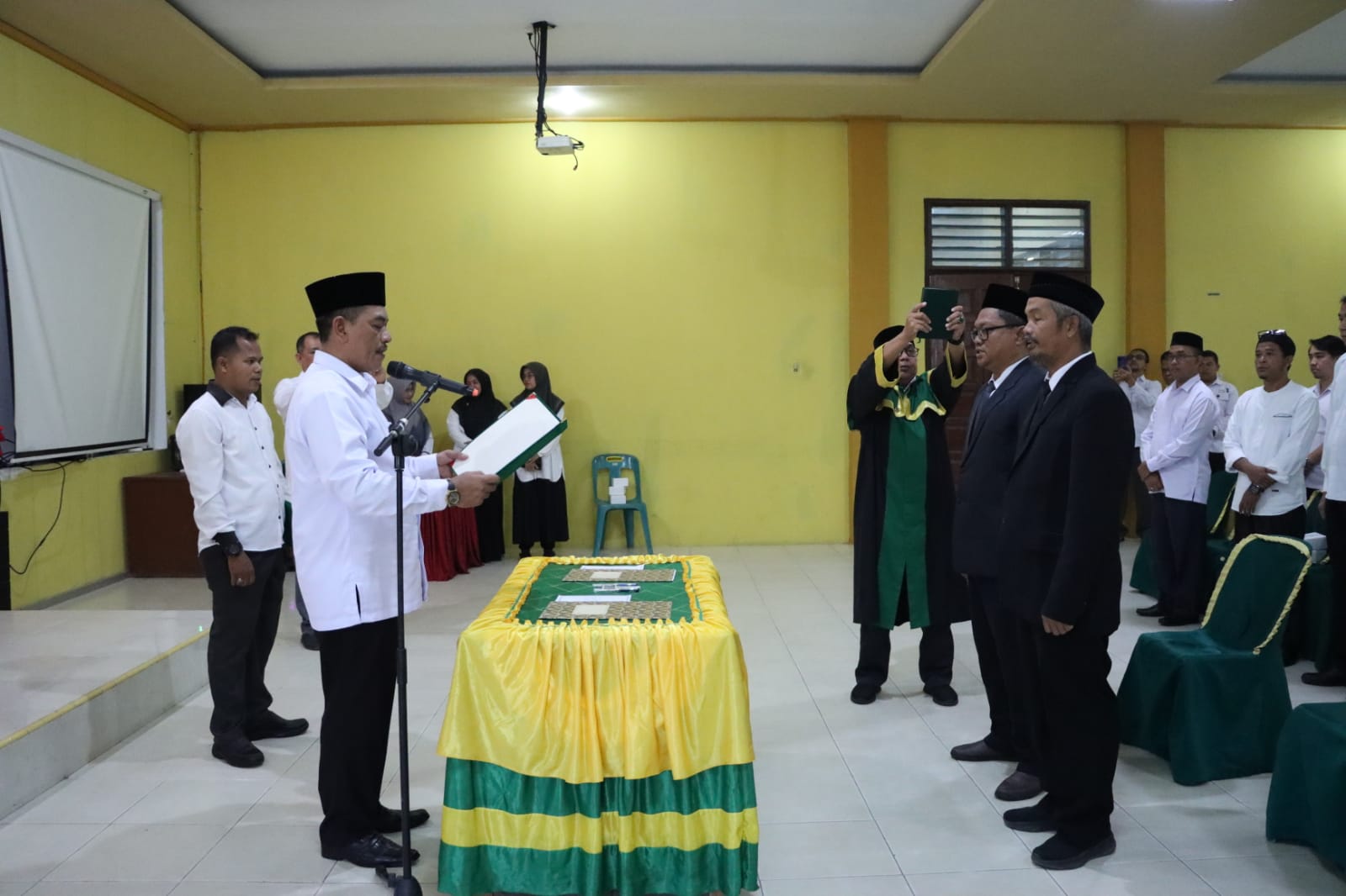 Rektor IAIN Langsa Lantik Dua Pejabat Administrasi Pengawas