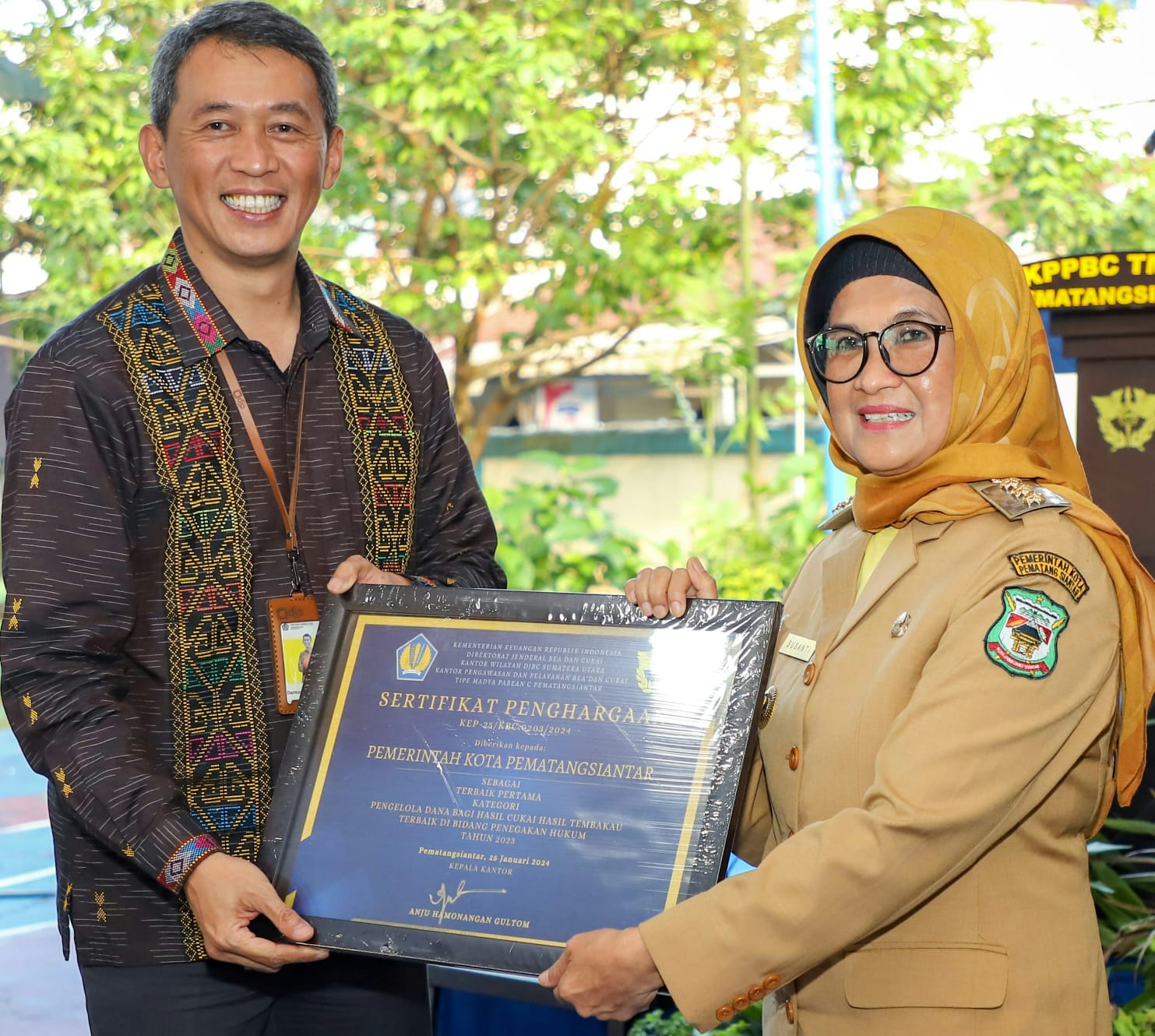 Pemko P.Siantar Raih Penghargaan DBH CHT Terbaik I