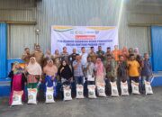 Pj Bupati Agara Serahkan Beras KPM