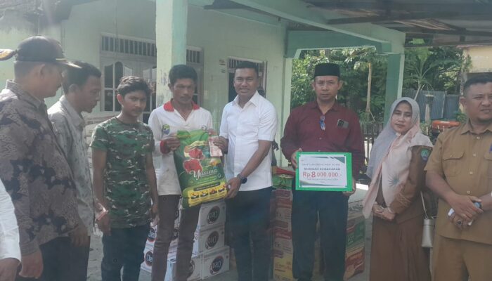Safaruddin Bantu Warga Abdya Korban Kebakaran