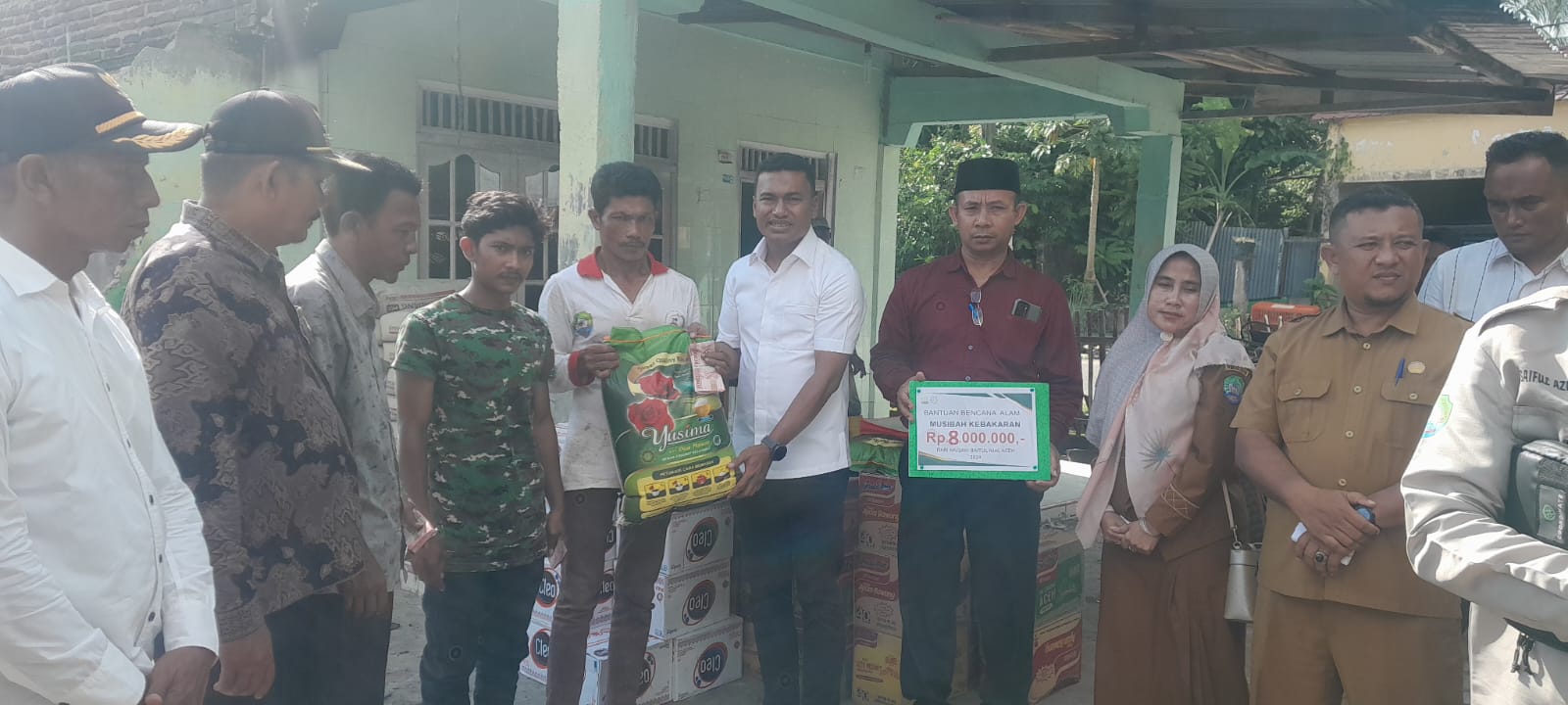 Safaruddin Bantu Warga Abdya Korban Kebakaran