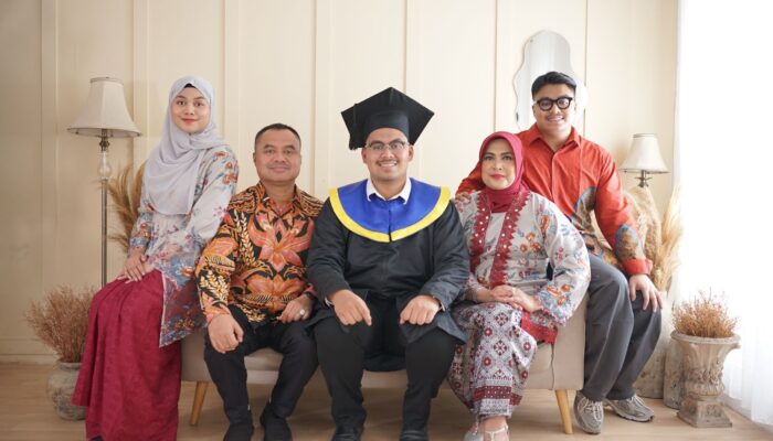 Ketua PWI Sumut Hadiri Wisuda Putranya Di Undip Semarang