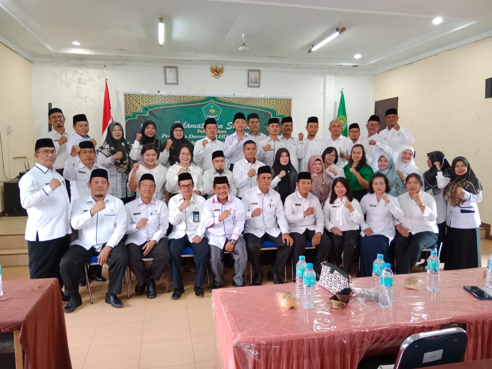 PENGURUS IPARI Kota Medan dan undangan foto bersama Kankemenag Kota Medan Dr.Impun Siregar usai pelantikan. Waspada/ist