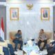 KOMANDAN Pangkalan Utama TNI Angkatan Laut I (Danlantamal I) Laksamana Pertama TNI Dores Afrianto Ardi, S.E., M.Si., M.Han., CHRMP, beserta PJU Lantamal I Belawan menerima Courtesy Call (CC) Penasehat Ahli Kepala SKK Migas Bidang Keamanan Irjen Pol Drs. Bambang Priambada beserta rombongan di Ruang VIP Mako Lantamal I, Jl. Serma Hanafiah No.01 Kecamatan Medan Belawan, Kota Medan, Selasa (16/1). Waspada/Ist