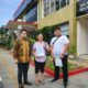 KORBAN memperlihatkan bukti laporan di Poldasu didampingi kuasa hukum Darmawan Yusuf. Waspada/Ist