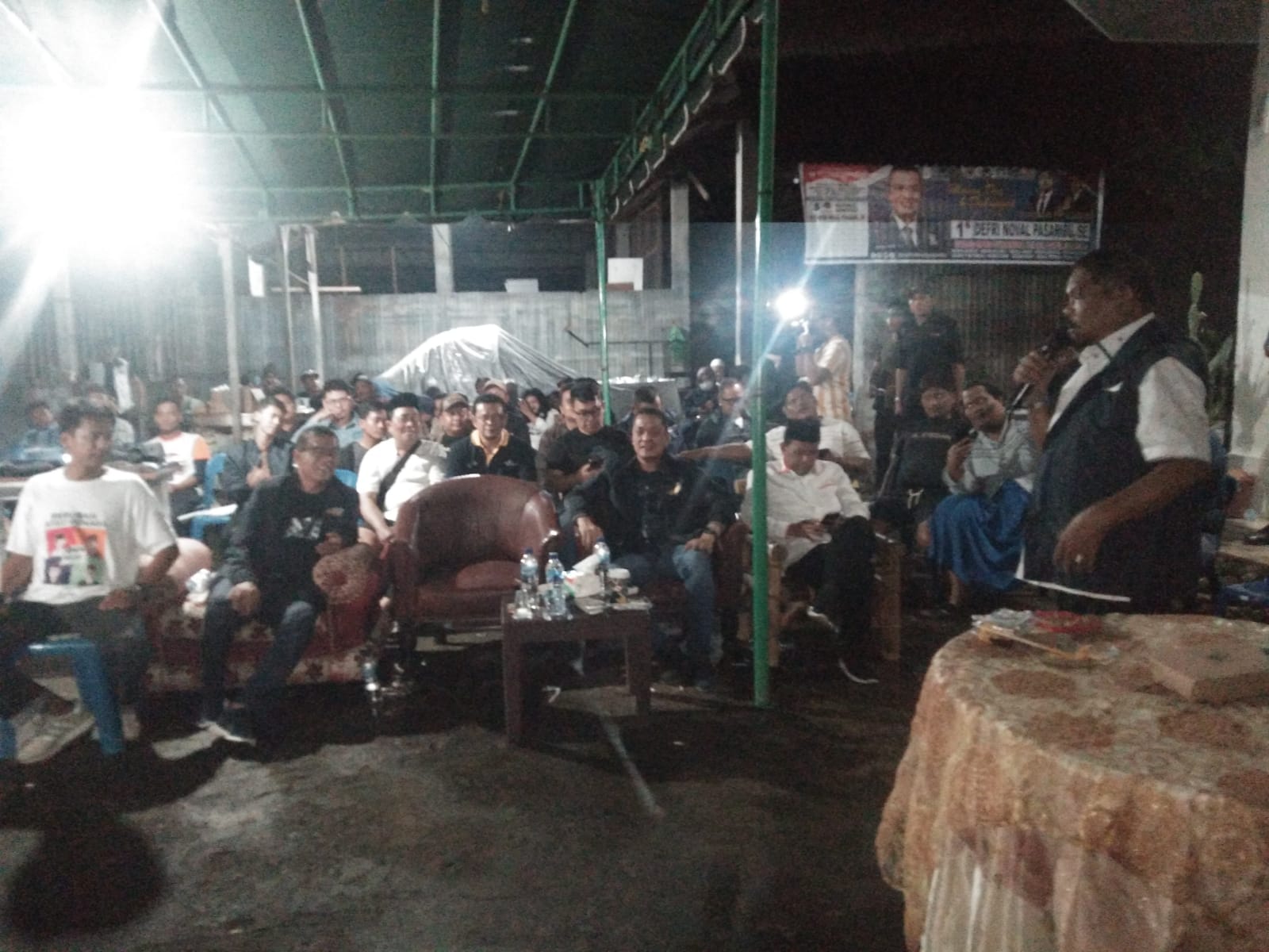 CALEG DPR-RI Dapil Sumut 1 dari Partai NasDem, Drs. H. Rahudman Harahap nonton bareng (Nobar) Debat Capres Pemilu 2024 bersama relawan dari AMIN Muda Sumut dan AP 24 di Joglo Pemenangan AMIN di Jalan Eka Warni Gg. KUD 1, Medan Johor, Minggu malam (7/1/2024). Waspada/ist