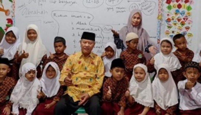 Kegiatan Rutin Siswa SD/MI Al Marwa Medan Sapa Guru Sebelum Belajar