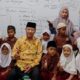 Dr. H. M. Nurdin Amin, Lc. SH. MA bersama guru atas nama Suzanna, S.Sos, kegiatan perpisahan siswa kelas 1, MI/SD bernama Luthfi, akhir Januari 2024 pindah sekolah ke Batam. Waspada/ist