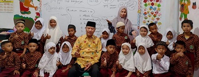 Dr. H. M. Nurdin Amin, Lc. SH. MA bersama guru atas nama Suzanna, S.Sos, kegiatan perpisahan siswa kelas 1, MI/SD bernama Luthfi, akhir Januari 2024 pindah sekolah ke Batam. Waspada/ist