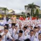 KEPALA Kantor Wilayah Kementerian Agama Provinsi Sumatera Utara H. Ahmad Qosbi, S.Ag, MM, bersama siswa MAN 1 Padangsidimpuan. Waspada/ist