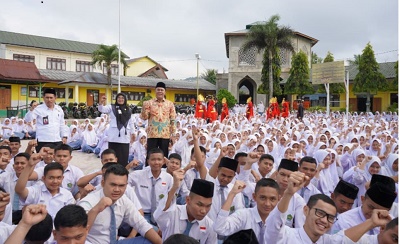 KEPALA Kantor Wilayah Kementerian Agama Provinsi Sumatera Utara H. Ahmad Qosbi, S.Ag, MM, bersama siswa MAN 1 Padangsidimpuan. Waspada/ist