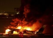 Japan Airlines Terbakar Usai Tabrak Pesawat Pantai, 5 Tewas