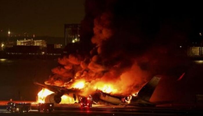 Japan Airlines Terbakar Usai Tabrak Pesawat Pantai, 5 Tewas