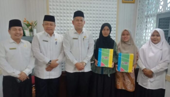 Kakanwil Kemenagsu Serahkan Bantuan Media Belajar