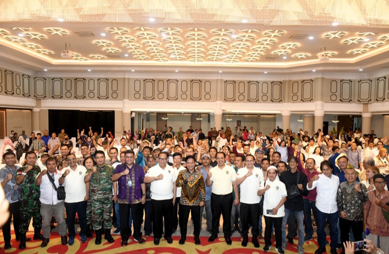 Pj.Gubsu Hassanudin, bersama Ketua DPRD Sumut Baskami Ginting dan perwakilan Forkopimda, foto bersama peserta dialog ‘Kita Kawal Pemilu.’ Waspada/Ist 