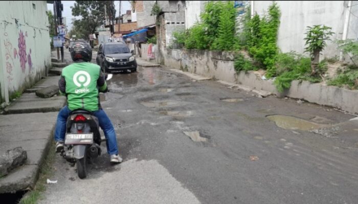 Jl. Gurila Medan Perjuangan Rusak Parah