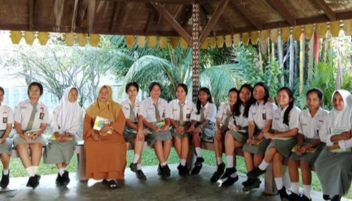 Siswa SMKN 8 Medan Belajar Sastra Di Luar Kelas