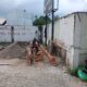 SEORANG pekerja tampak membuat bangunan baru di objek sengketa, yakni fasilitas umum (fasum) di perumahan warga di Jalan Brigjen Zein Hamid, Lingkungan VII, Kelurahan Titi Kuning, Kecamatan Medan Johor. Waspada/Ist