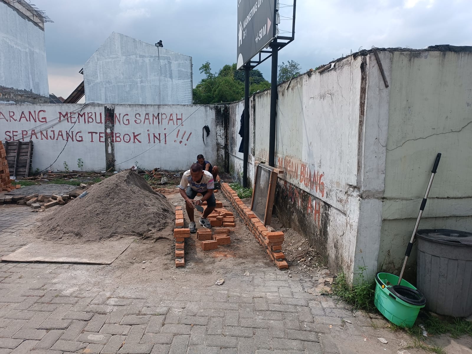 SEORANG pekerja tampak membuat bangunan baru di objek sengketa, yakni fasilitas umum (fasum) di perumahan warga di Jalan Brigjen Zein Hamid, Lingkungan VII, Kelurahan Titi Kuning, Kecamatan Medan Johor. Waspada/Ist