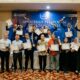 REKTOR UMSU Prof Agussani bersama tim UMSU usai menerima penghargaan sebagai juara umum. Waspada/Ist
