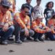 Deputy General Manager Operations PTAR, Wira Dharma Putra bersama tim dari PT AR, aktifis lingkungan dan masyarakat melepas tukik di pesisir Pantai Barat, Desa Muara Opu, Kecamatan Muara Batang Taru, Tapsel, Minggu (7/1). Waspada/ist