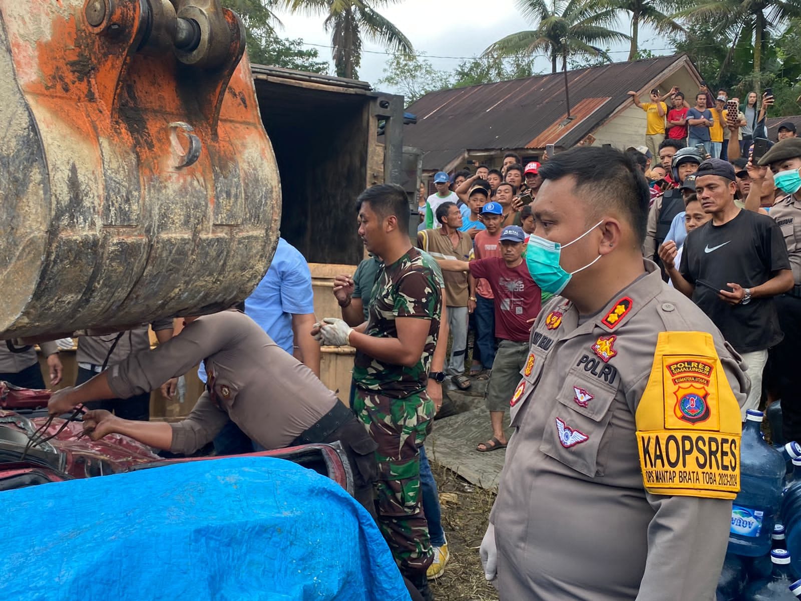 Kapolres Pimpin Evakuasi Korban Tabrakan Maut Di Jalan P.Siantar - Raya