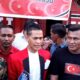 Ketua DPW Partai Aceh Kabupaten Aceh Utara, M Jhony, SH, Kamis (25/1) sore memberikan keterangan pers terkait kegiatan deklarasi dukungan untuk Capres dan Cawapres Prabowo-Gibran di Halaman Kantor DPA PA-KPA di Geudong, Kecamatan Samudera, Aceh Utara. Waspada/Maimun Asnawi