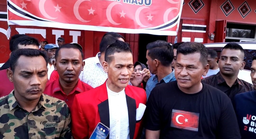 Ketua DPW Partai Aceh Kabupaten Aceh Utara, M Jhony, SH, Kamis (25/1) sore memberikan keterangan pers terkait kegiatan deklarasi dukungan untuk Capres dan Cawapres Prabowo-Gibran di Halaman Kantor DPA PA-KPA di Geudong, Kecamatan Samudera, Aceh Utara. Waspada/Maimun Asnawi