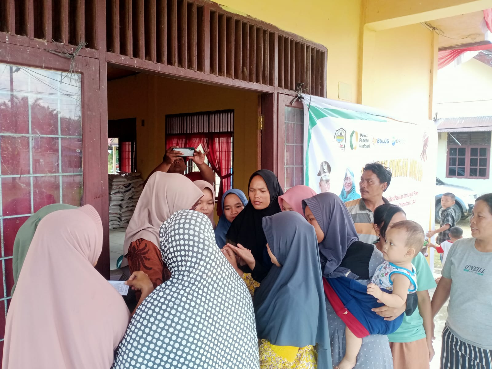Masyarakat terus berdatangan dan memadati Aula Kantor Kecamatan Suro, untuk mengambil kupon dan membeli 5 jenis sembako murah. WASPADA/Ariefh
