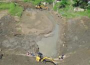 Perumda Tirta Tamiang Terjunkan 5 Ekskavator Buang Lumpur Dan Bangun Tanggul