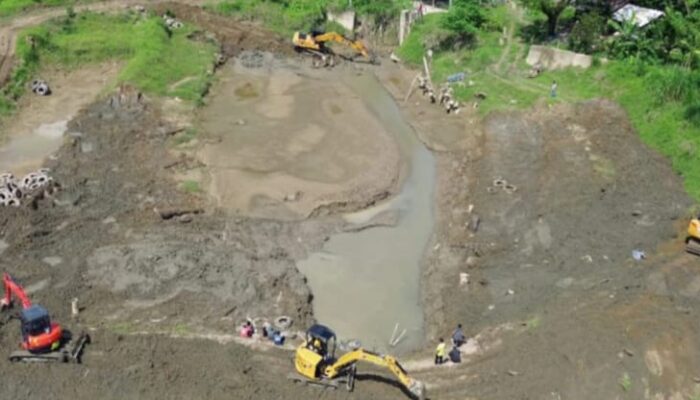 Perumda Tirta Tamiang Terjunkan 5 Ekskavator Buang Lumpur Dan Bangun Tanggul