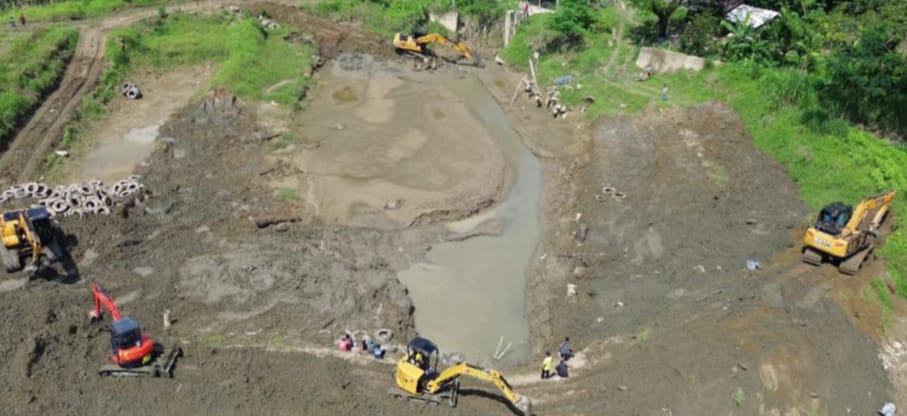 Lima unit ekskavator yang diterjunkan membuang Lumpur dan membangun tanggul di kanal Intake Perumda Tirta Tamiang, Minggu (21/1) siang. Waspada/Muhammad Hanafiah