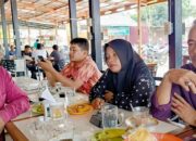 Sejumlah Pendamping Desa dan Pendamping Lokal Desa di Kabupaten Pidie yang diputuskan kontrak kerja 2024 saat menjumpai Waspada di salah satu Warkop di Beureunuen, Kabupaten Pidie, Selasa (9/1) Waspada/Muhammad Riza