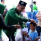 Ketua DPC PPP Kota Padangsidimpuan Hasanuddin Sipahutar (tengah) saat memberikan santunan kepada anak yatim di Desa Labuhan Labo, Kecamatan Padangsidimpuan Tenggara, Padangsidimpuan, Selasa (9/1).Waspada/ist