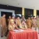 SEKDA Subulussalam, H. Sairun, S.Ag, M.Si (kiri) didampingi Plt. Kepala Bappeda, H. Ramadhan, ST, MM saat konferensi pers, latar belakang sejumlah Kepala SKPK. (Waspada/Khairul Boangmanalu)