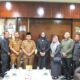 Ketua PN Padangsidimpuan Silvianingsih, SH, MH (5 kanan) dan jajarannya foto bersama dengan Pj. Wali Kota Padangsidimpuan Dr. H. Letnan Dalimunthe M.Kes (5 kiri), Selasa (9/1). Waspada/ist.