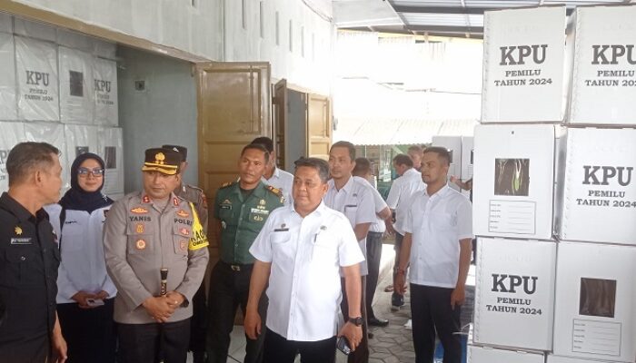 Pj Bupati Aceh Tamiang Tinjau Gudang Logistik Pemilu