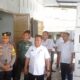 Pj Bupati Aceh Tamiang, Drs Asra bersama Kapolres Aceh Tamiang AKBP Muhammad Yanis saat meninjau gudang logistik Pemilu 2024 di Kampung Medang Ara, Kecamatan Karang Baru, Rabu (3/1). (Waspada/Yusri).