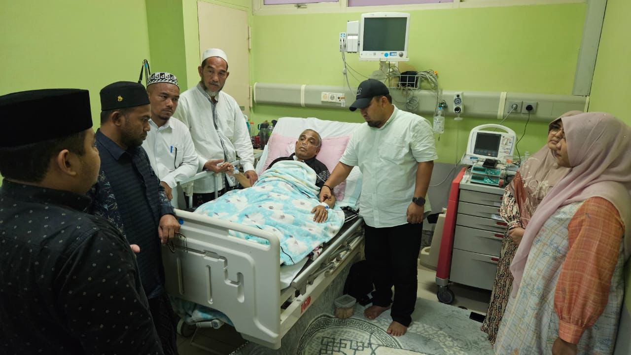 Pj. Bupati Aceh Besar, Muhammad Iswanto bersama isteri, Cut Rezky Handayani membezuk Tgk H Husaini A Wahab, mantan Wabup Aceh Besar periode 2017-2022, yang dirawat di RSUDZA Banda Aceh, Sabtu (27/1) malam. (Waspada/Ist)