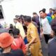 Wali Kota Binjai Amir Hamzah temui massa yang menggelar aksi di halaman apel Pemko. (Waspada/Ria Hamdani)