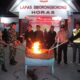Petugas Lapas Kelas IIB Siborongborong bersama tim gabungan dari TNI/Polri memusnahkan barang dengan cara dibakar hasil sitaan dari blok hunian sewaktu dilakukan razia, Sabtu (26/1) malam. Waspada/ist
