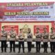 Kapolresta Deliserdang Kombes Pol Raphael Sandhy Cahya Priambodo berfoto bersama dengan pejabat lama dan baru. (Waspada/ist).