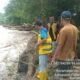 Kabid Pengairan Dinas PU Padanglawas, Ir. Ade Martua, ST, MM mendampingi Tim BES II Medan meninjau sungai Batang Taris di Desa Pintu Padang yang meluap dan banjir hingga ke areal pemukiman. (Waspada/Ist)