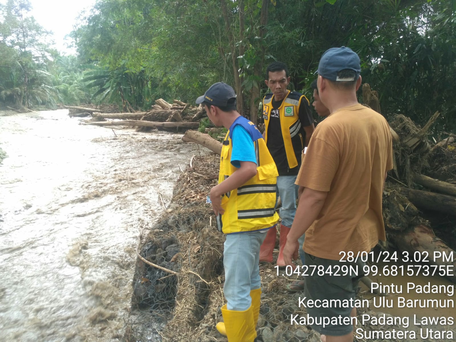 Kabid Pengairan Dinas PU Padanglawas, Ir. Ade Martua, ST, MM mendampingi Tim BES II Medan meninjau sungai Batang Taris di Desa Pintu Padang yang meluap dan banjir hingga ke areal pemukiman. (Waspada/Ist)