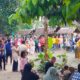Masyarakat dari berbagai daerah saat mengunjungi Pasar Kamu di Desa Denai Lama. (Waspada/Edward Limbong).