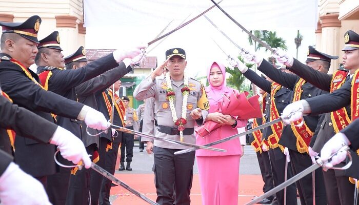 Tradisi Pedang Pora Sambut Kapolres Langsa AKBP Andy Rahmansyah